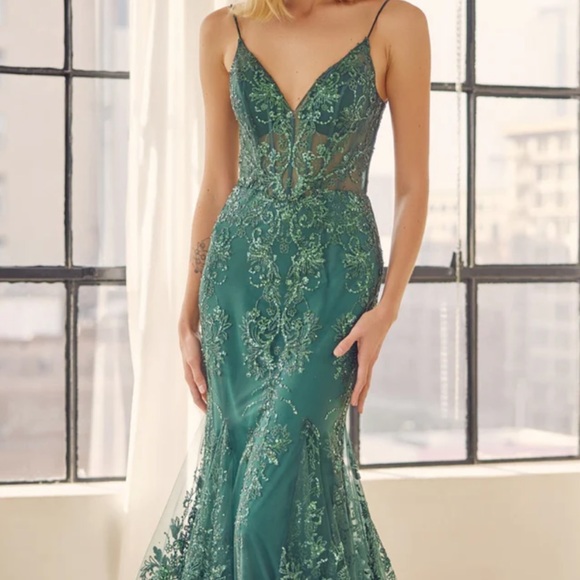 Juliet Dresses & Skirts - Elegant Green Lace Prom Dress